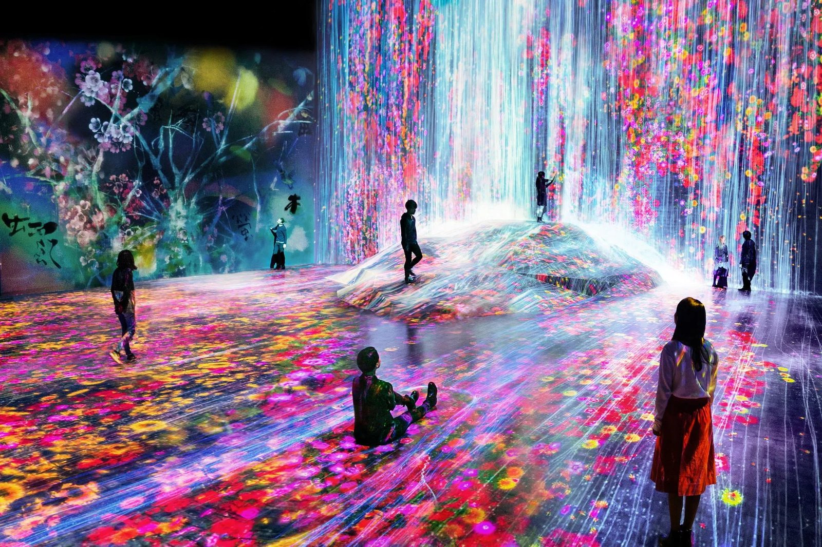 Immersive floral projection environment